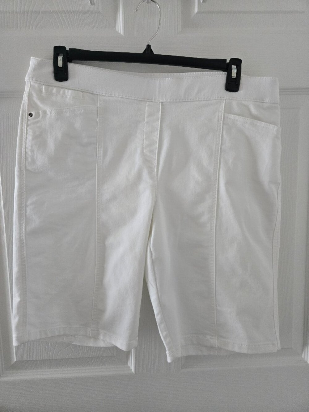 Briggs women's white pull on Bermudas size 16.  Lots and lots of stretch!
